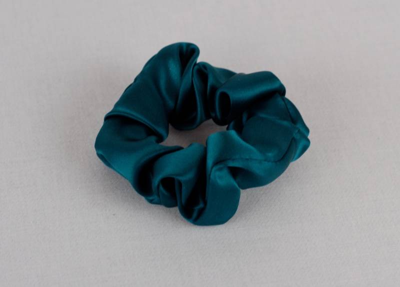 Haarscrunchie Aus Reiner Seide, Pfauenblau, Klein, Regular Und Groß Haarscrunchie Aus Reiner Seide, Pfauenblau, Klein, Regular Und Groß von AdorabellaBaby