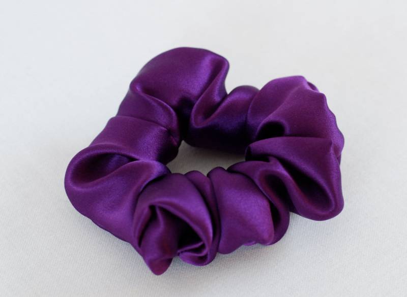 Haarscrunchie Aus Reiner Seide, Pflaumen Charmeuse, Klein, Regular Und Groß von AdorabellaBaby