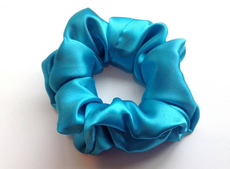 Rein Seide Hair Scrunchie, Teal Charmeuse, Kleine, Regelmäßige Und Große Größen Rein Seide Hair Scrunchie, Teal Charmeuse, Kleine, Regelmäßige Und Große Größen von AdorabellaBaby