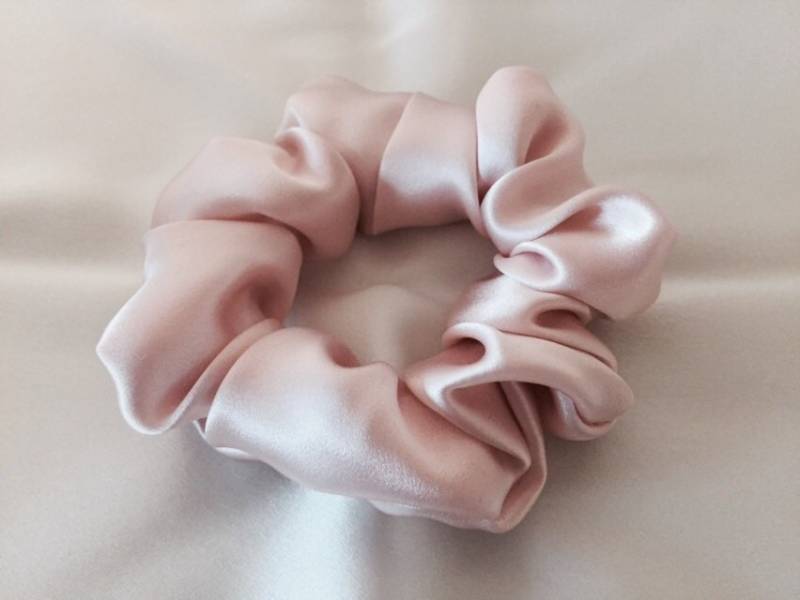 Reine Seide Haargummi, Hellrosa Charmeuse, Kleine, Regelmäßige Und Große Größen Reine Seide Haargummi, Hellrosa Charmeuse, Kleine, Regelmäßige Und Große Größen von AdorabellaBaby