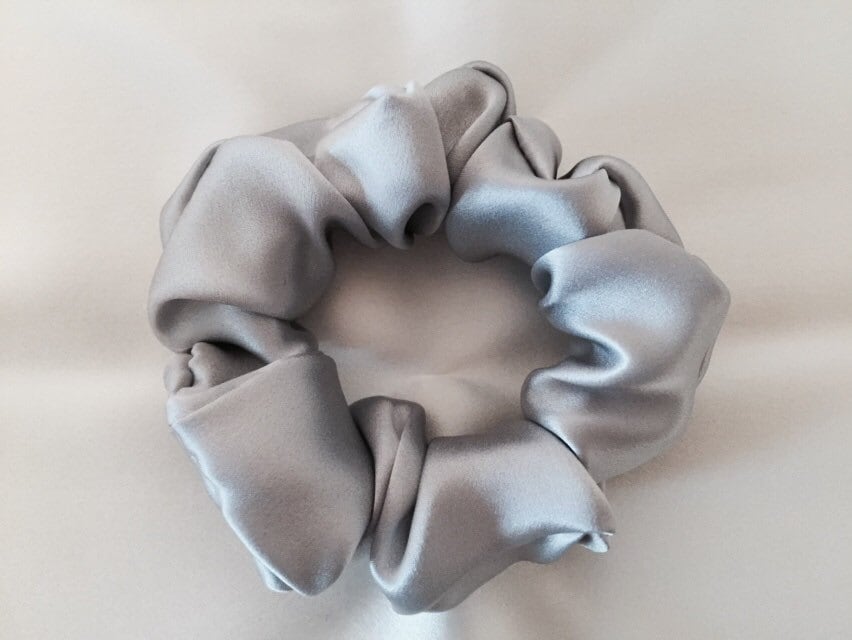 Reine Seide Haargummi, Sterlingsilber Charmeuse, Kleine, Regelmäßige Und Große Größen Reine Seide Haargummi, Sterlingsilber Charmeuse, Kleine, Regelmäßige Und Große Größen von AdorabellaBaby