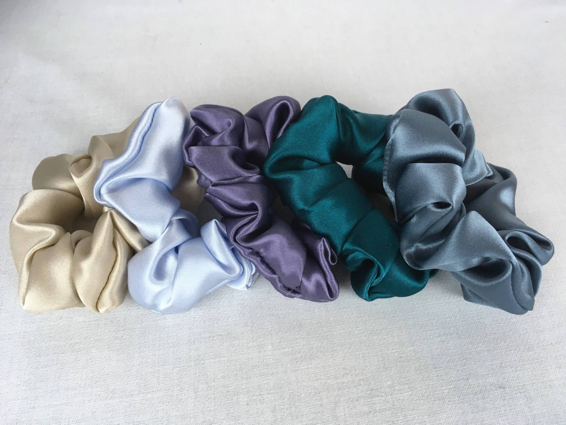 Reine Seide Haargummis 5Er-Set, Zur Auswahl Von Farben in 19 Mm Charmeuse, Klein, Normal Und Groß Reine Seide Haargummis 5Er-Set, Zur Auswahl Von Farben in 19 Mm Charmeuse, Klein, Normal Und Groß von AdorabellaBaby