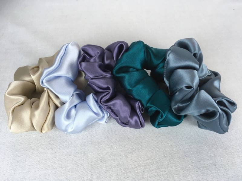 Reine Seide Haargummis 5Er-Set, Zur Auswahl Von Farben in 19 Mm Charmeuse, Klein, Normal Und Groß Reine Seide Haargummis 5Er-Set, Zur Auswahl Von Farben in 19 Mm Charmeuse, Klein, Normal Und Groß von AdorabellaBaby