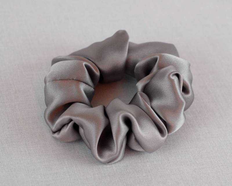 Reine Seide Hair Scrunchie, Sterling Silber Farbe Charmeuse, Kleine, Regelmäßige Und Große Größen Reine Seide Hair Scrunchie, Sterling Silber Farbe Charmeuse, Kleine, Regelmäßige Und Große Größen von AdorabellaBaby