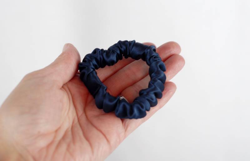 Seide Dünne Scrunchie, Navy Charmeuse, Haargummi, Haarband, Kleine, Normale, Und Große Größen Seide Dünne Scrunchie, Navy Charmeuse, Haargummi, Haarband, Kleine, Normale, Und Große Größen von AdorabellaBaby