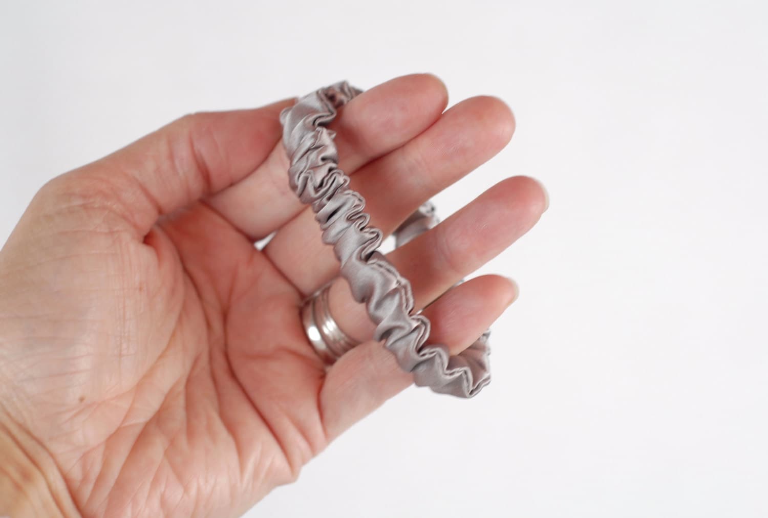 Seide Skinny Scrunchie, Abalone Charmeuse, Dünne Haargummi, Haarband, Kleine, Regelmäßige Und Große Größen Seide Skinny Scrunchie, Abalone Charmeuse, Dünne Haargummi, Haarband, Kleine, Regelmäßige Und Große Größen von AdorabellaBaby