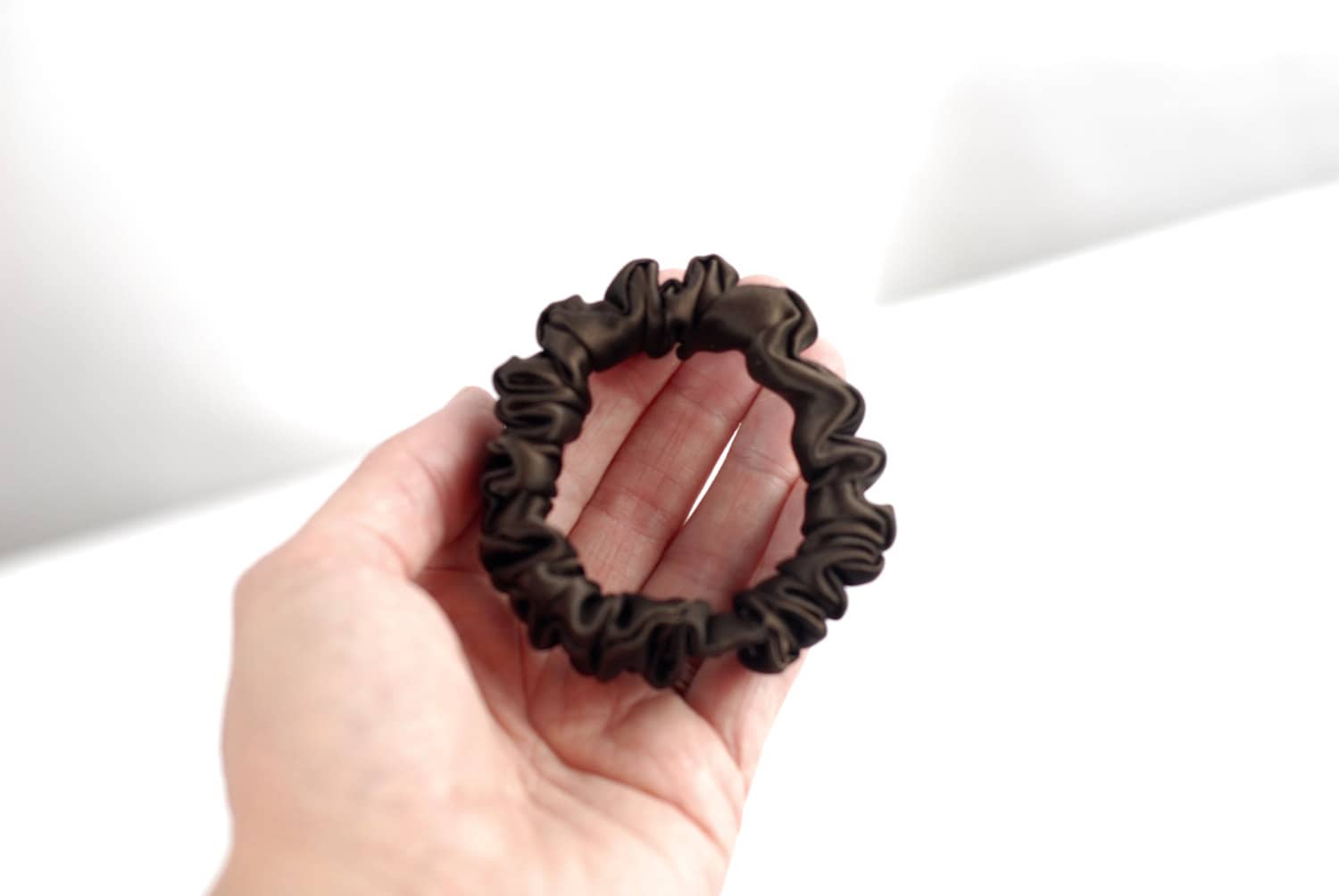 Seide Skinny Scrunchie, Espresso Charmeuse Dünne Haargummi, Haarband, Kleine, Regelmäßige Und Große Größen Seide Skinny Scrunchie, Espresso Charmeuse Dünne Haargummi, Haarband, Kleine, Regelmäßige Und Große Größen von AdorabellaBaby