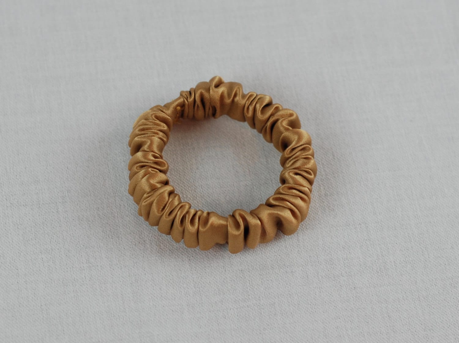 Seide Skinny Scrunchie, Gold Charmeuse, Dünne Haargummi, Haarband, Kleine, Regelmäßige Und Große Größen Seide Skinny Scrunchie, Gold Charmeuse, Dünne Haargummi, Haarband, Kleine, Regelmäßige Und Große Größen von AdorabellaBaby
