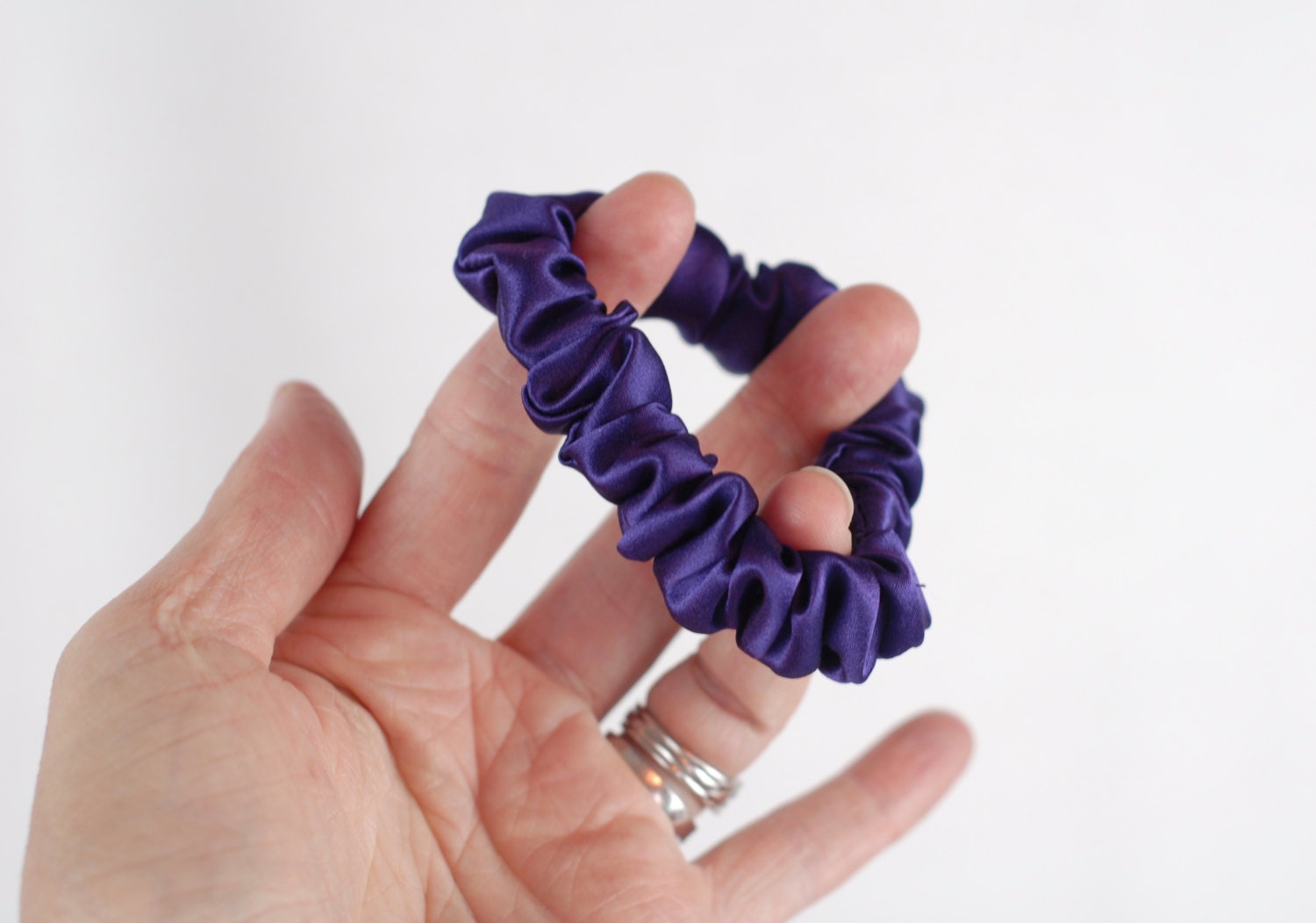 Seide Skinny Scrunchie, Lila Charmeuse, Dünne Haargummi, Haarband, Kleine, Regelmäßige Und Große Größen Seide Skinny Scrunchie, Lila Charmeuse, Dünne Haargummi, Haarband, Kleine, Regelmäßige Und Große Größen von AdorabellaBaby