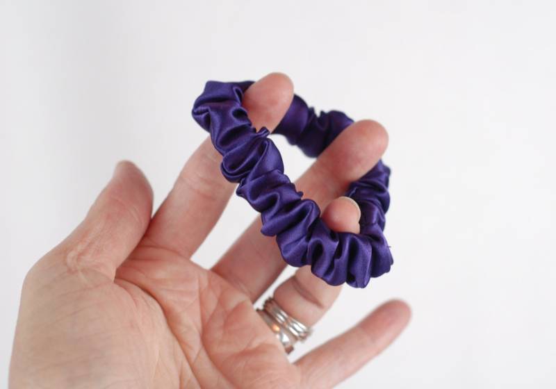 Seide Skinny Scrunchie, Lila Charmeuse, Dünne Haargummi, Haarband, Kleine, Regelmäßige Und Große Größen Seide Skinny Scrunchie, Lila Charmeuse, Dünne Haargummi, Haarband, Kleine, Regelmäßige Und Große Größen von AdorabellaBaby
