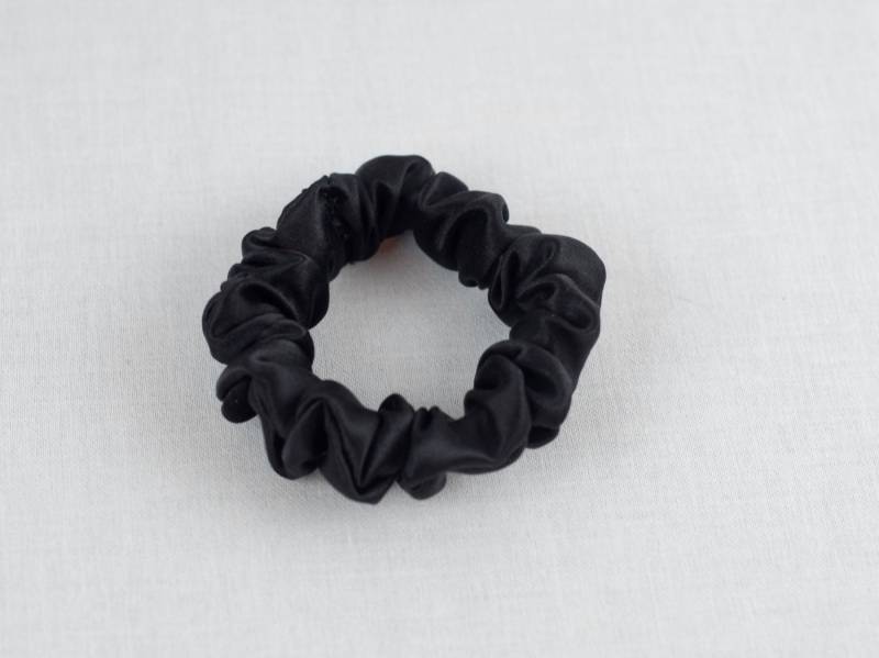 Seide Skinny Scrunchie, Schwarze Charmeuse, Dünne Haargummi, Haarband, Kleine, Regelmäßige Und Große Größen Seide Skinny Scrunchie, Schwarze Charmeuse, Dünne Haargummi, Haarband, Kleine, Regelmäßige Und Große Größen von AdorabellaBaby
