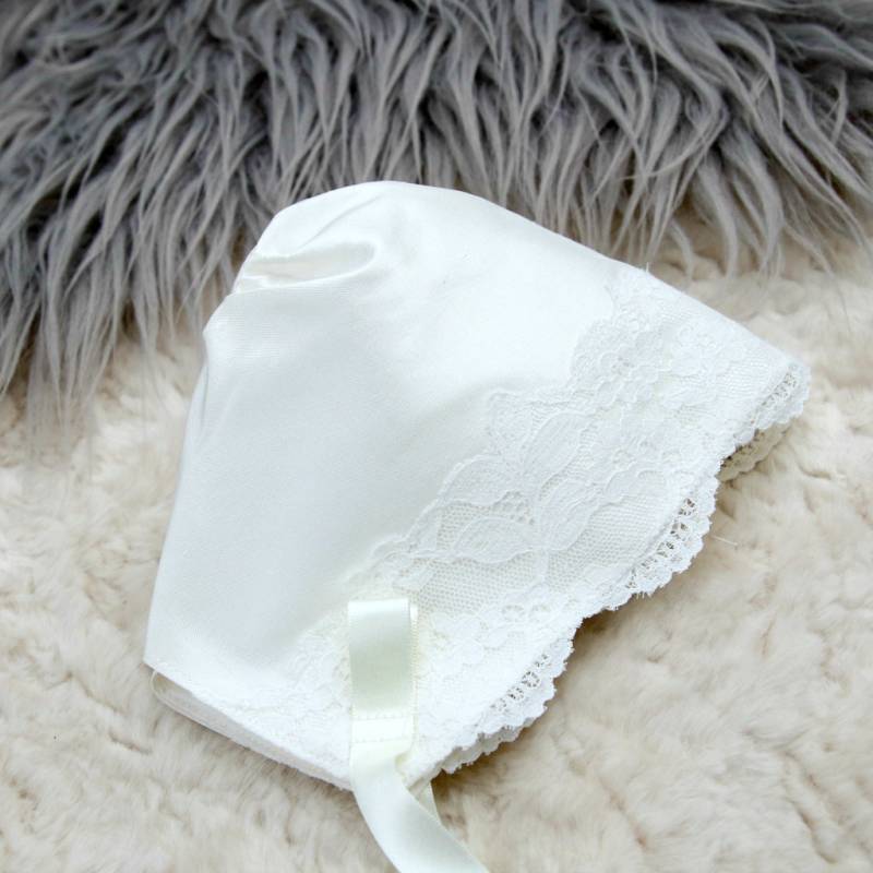 Seiden Taufhaube Mit Spitzenbesatz - Scarlett von AdoreBabyChristening