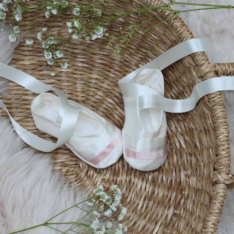 "Echo Mädchen Taufbooties "Taufbooties"." von AdoreBabyChristening