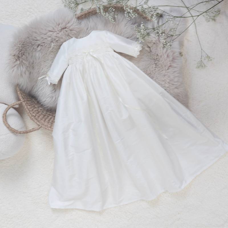 Kara Elfenbein Seide Taufkleid Handgefertigtes Segenskleid Mit Spitzenbesatz von AdoreBabyChristening