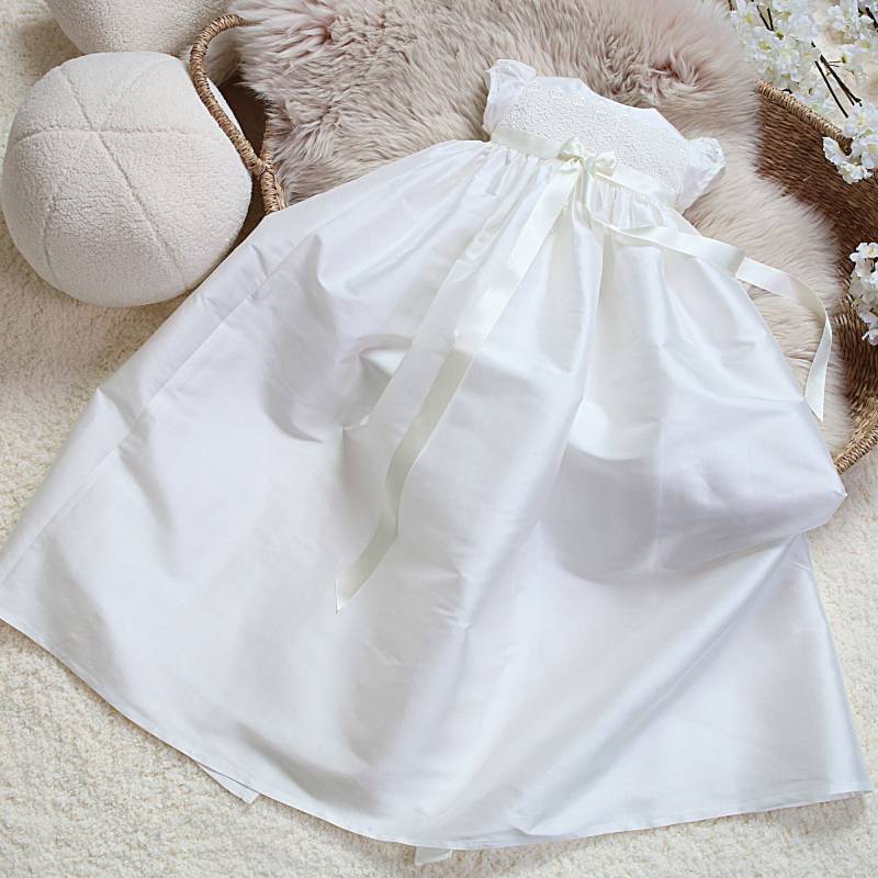 Handgefertigtes Seiden-Taufkleid - Taufkleid Mit Spitzenborte Olivia von AdoreBabyChristening