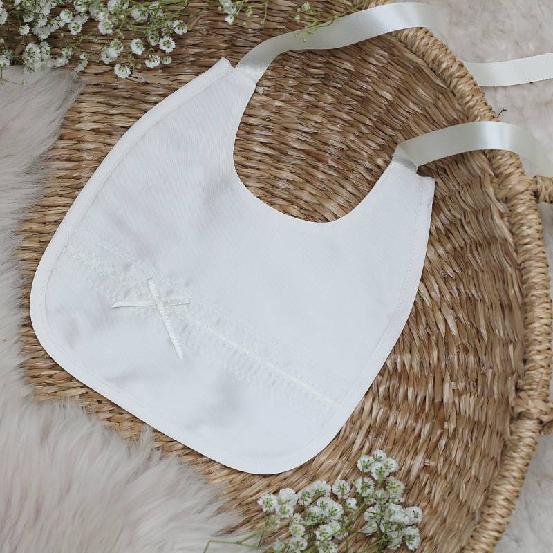 Seiden Tauflätzchen Besticktes Baby Tauf Accessoire - Evie von AdoreBabyChristening