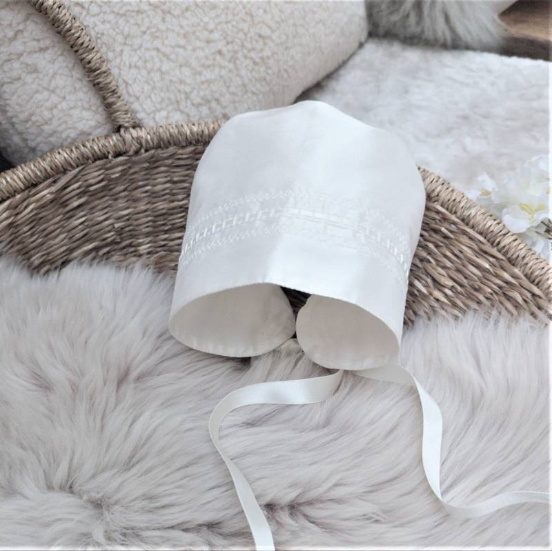 Seiden Taufhaube Bestickte Baby Blessing Hat - Venedig von AdoreBabyChristening