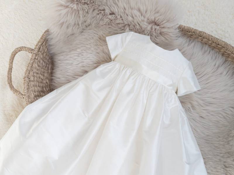 Seide Kurzarm Taufkleid Elfenbein Taufkleid - Venedig Seide Kurzarm Taufkleid Elfenbein Taufkleid - Venedig von AdoreBabyChristening