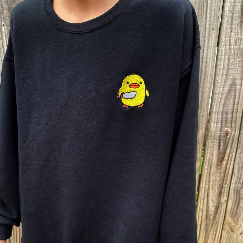 Ente Mit Messer Besticktes Sweatshirt von AdoreIsCrown