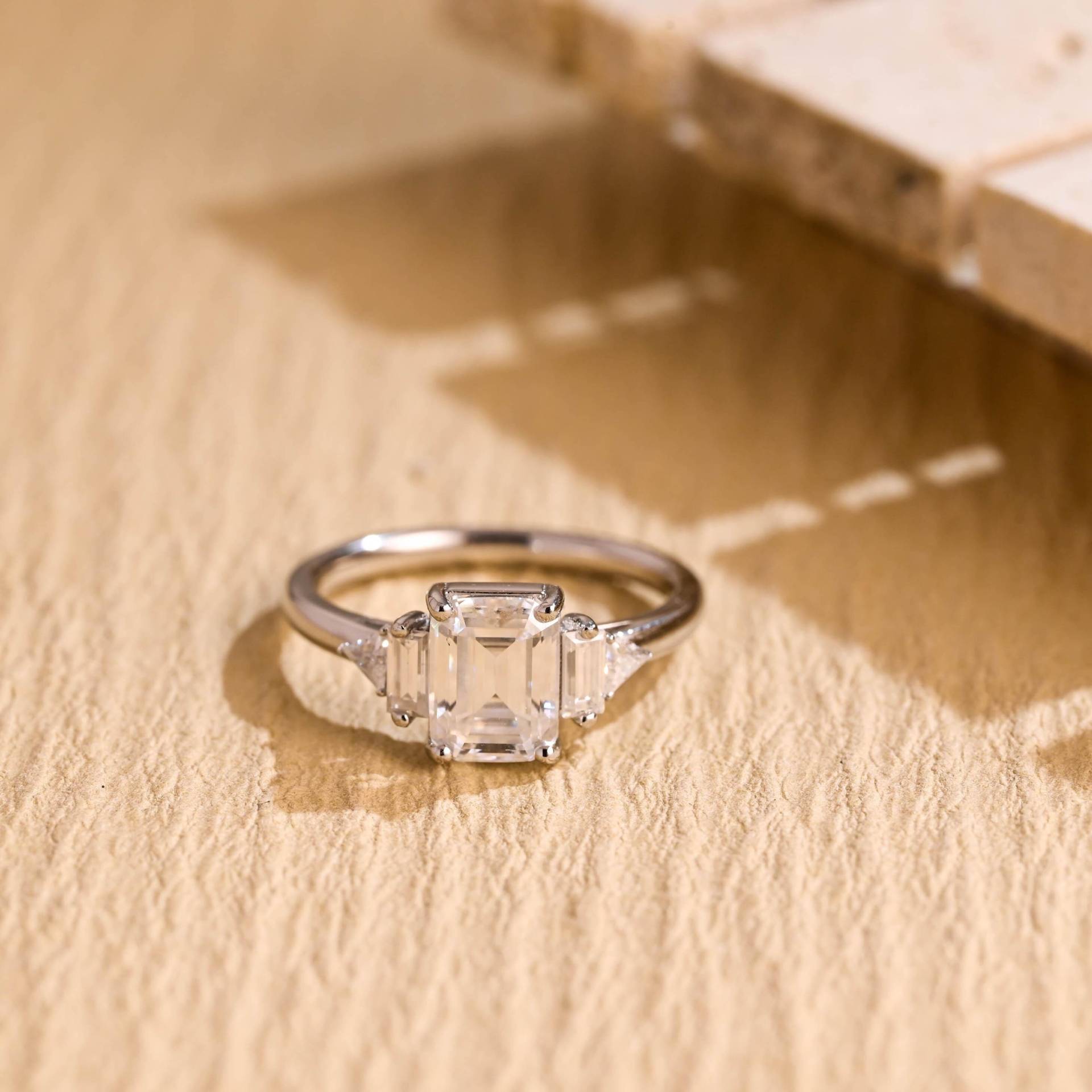 Massiver Gold Drei Stein Smaragd Geschnitten Moissanite Verlobungsring, Art-Deco-Side Cluster Versprechen Ring, Jahrestag Geschenk Für Sie, Frauen Massiver Gold Drei Stein Smaragd Geschnitten Moissanite Verlobungsring, Art-Deco-Side Cluster Versprechen Ring, Jahrestag Geschenk Für Sie, Frauen von Adorejeweller