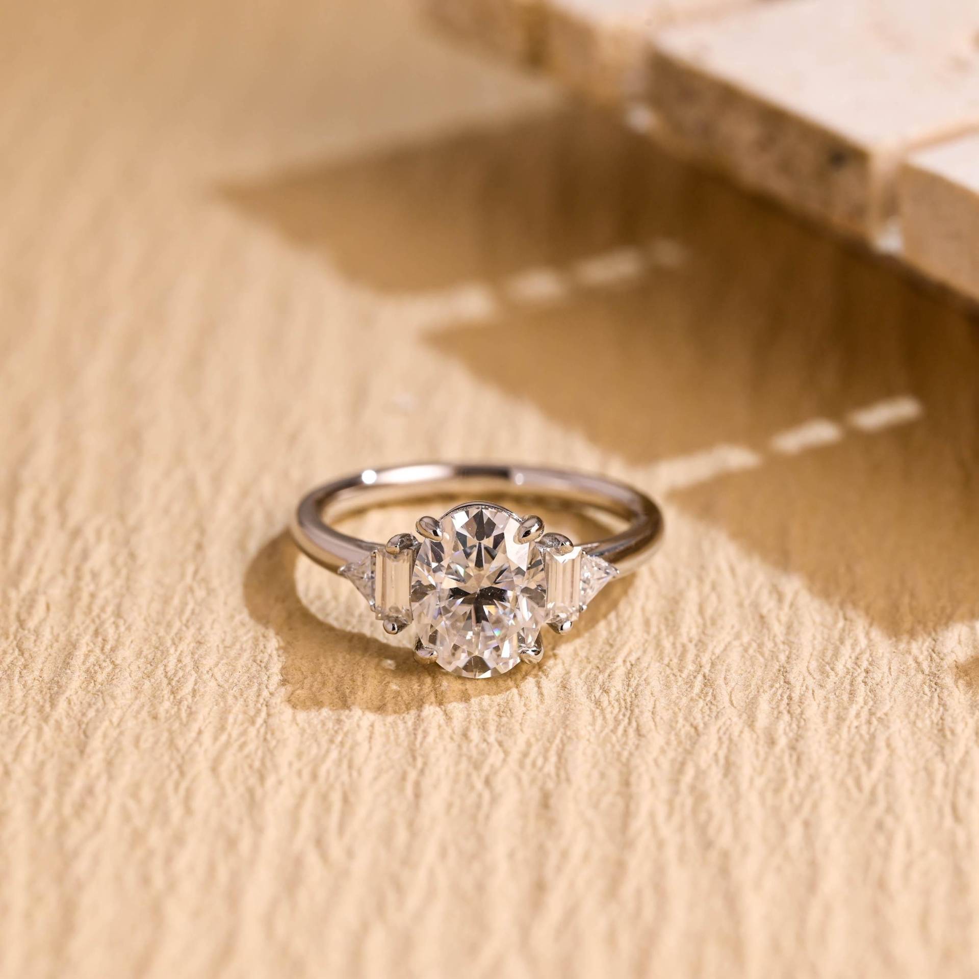 Solid Gold Drei Stein Oval Moissanite Verlobungsring, Zierliche Seite Cluster Versprechen Ring, Valentinstag/Jahrestag Geschenk Für Sie, Frauen Solid Gold Drei Stein Oval Moissanite Verlobungsring, Zierliche Seite Cluster Versprechen Ring, Valentinstag/Jahrestag Geschenk Für Sie, Frauen von Adorejeweller