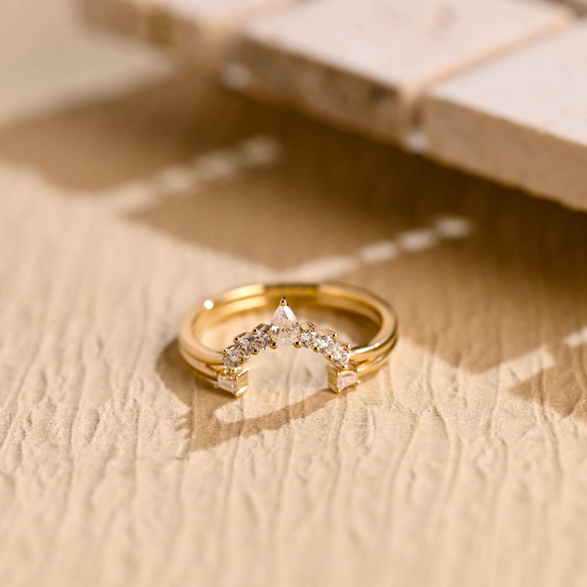 9K/14K 18K Massivgold Rund & Pear Cut Moissanit Gebogener Ehering, Brautring, Passender Bandring, Jahrestagsgeschenk Für Frauen 9K/14K 18K Massivgold Rund & Pear Cut Moissanit Gebogener Ehering, Brautring, Passender Bandring, Jahrestagsgeschenk Für Frauen von Adorejeweller