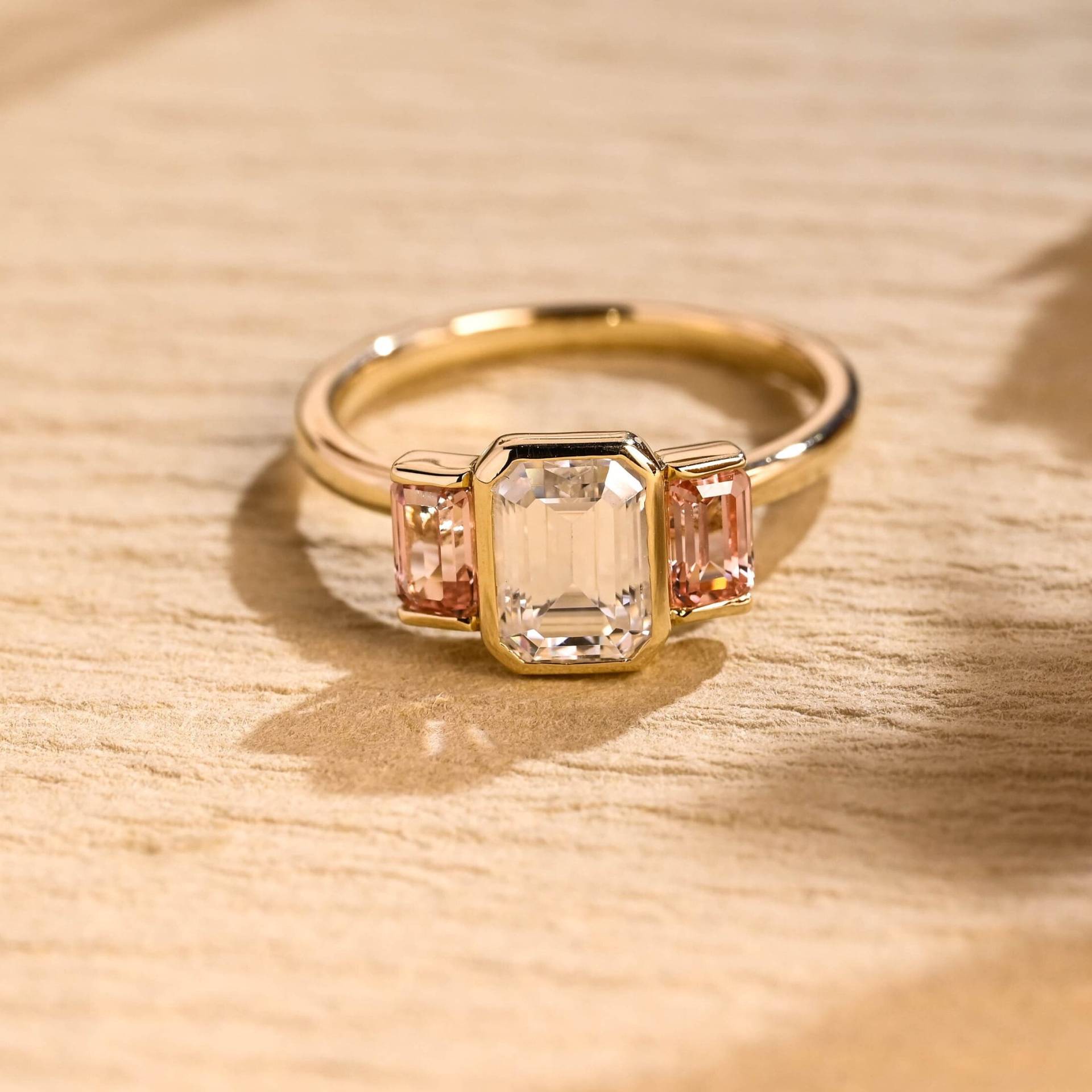 Solid Gold Smaragd Moissanite Verlobungsring , Drei Stein Lünette Einstellung Wedding Band Valentinstag/Jahrestag Geschenk Für Sie, Frauen, Frau Solid Gold Smaragd Moissanite Verlobungsring , Drei Stein Lünette Einstellung Wedding Band Valentinstag/Jahrestag Geschenk Für Sie, Frauen, Frau von Adorejeweller