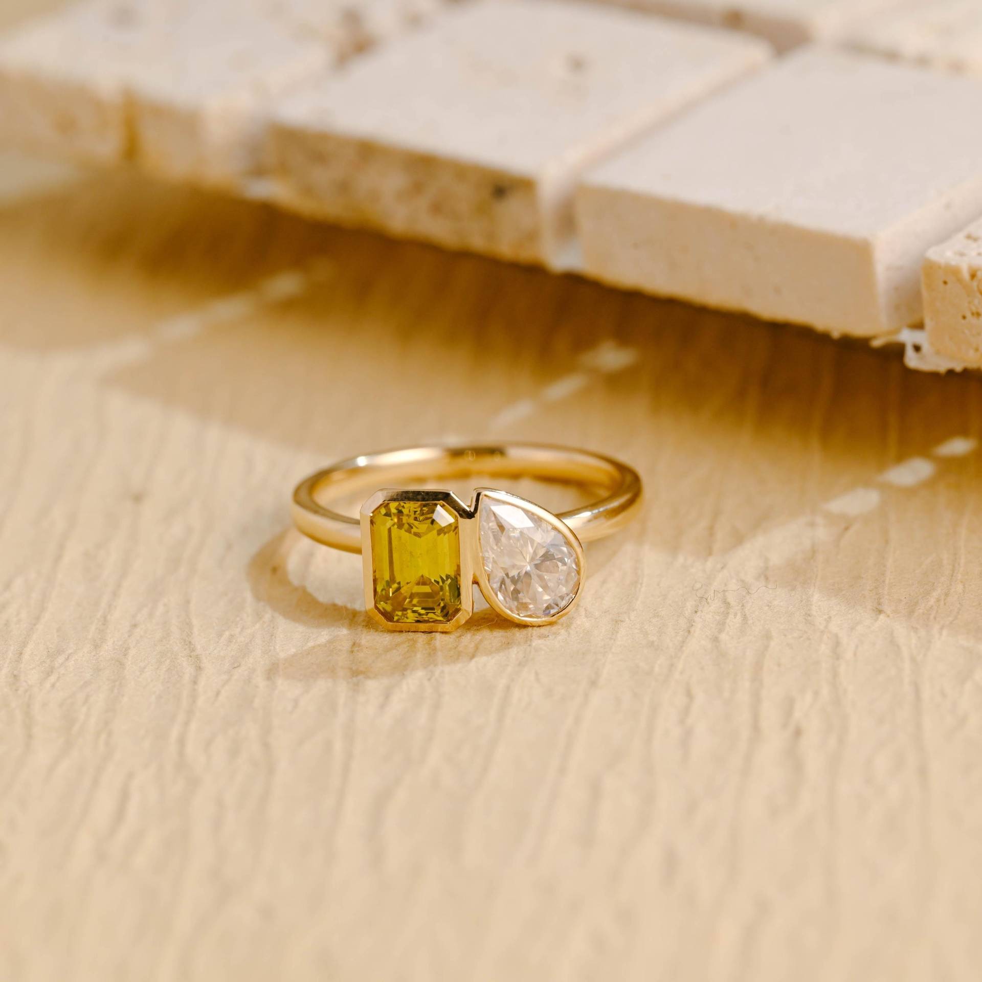 Igi Verifizierte Toi Et Moi Solid Gold Emerald Cut Gelb Labor Gewachsener Saphir & Birne Diamant-Verlobungsring, D/Vs1 Diamantring Igi Verifizierte Toi Et Moi Solid Gold Emerald Cut Gelb Labor Gewachsener Saphir & Birne Diamant-Verlobungsring, D/Vs1 Diamantring von Adorejeweller
