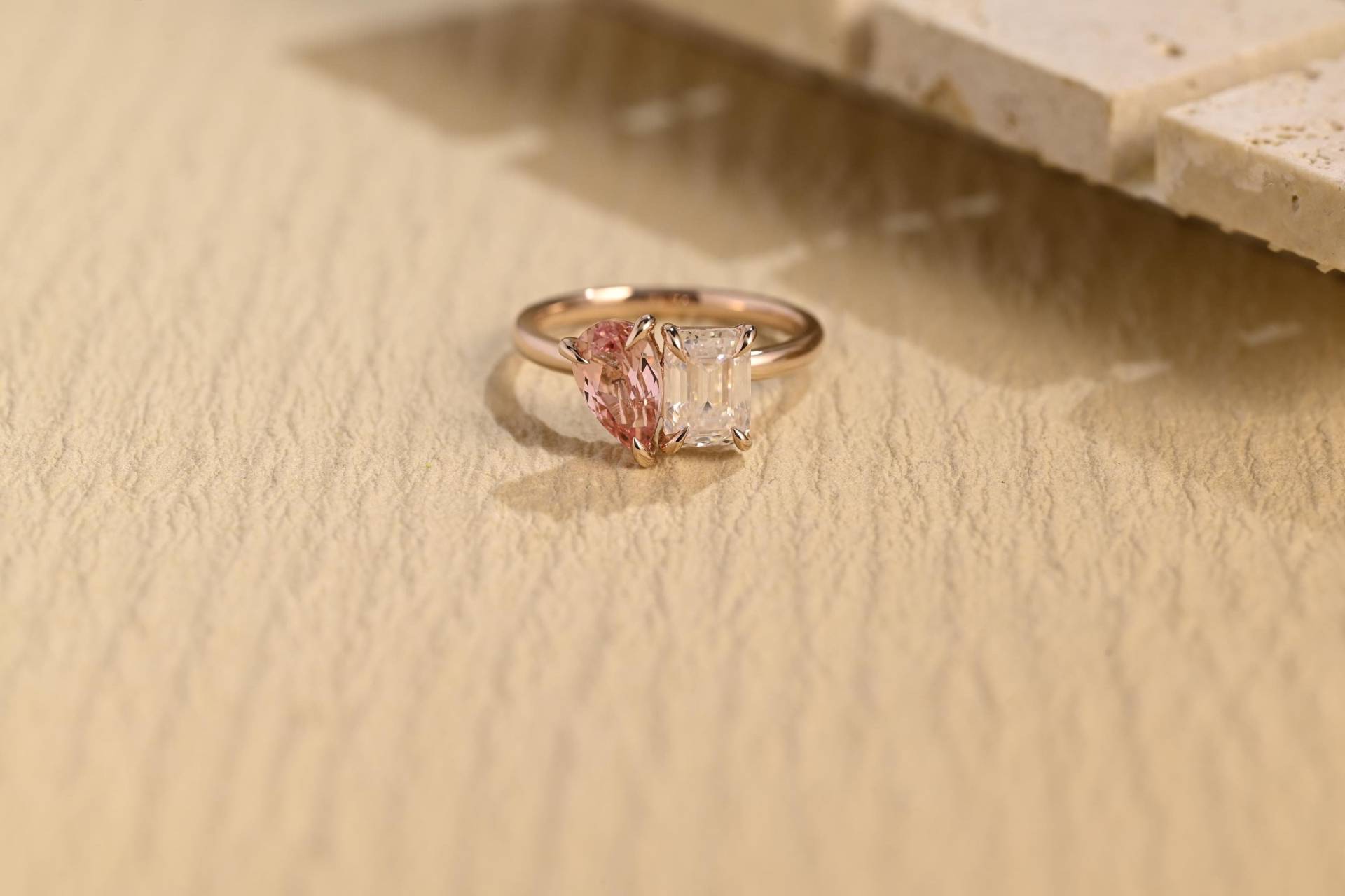 Igi Verifizierte Toi Et Moi Solid Gold Pear Laborgewachsene Sapphire Und Smaragdschliff Diamant-Verlobungsring, D/Vs1 Diamant-Doppelsteinring Igi Verifizierte Toi Et Moi Solid Gold Pear Laborgewachsene Sapphire Und Smaragdschliff Diamant-Verlobungsring, D/Vs1 Diamant-Doppelsteinring von Adorejeweller