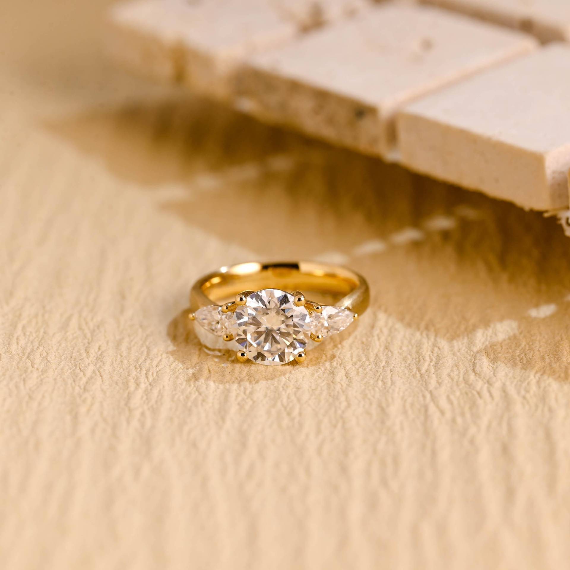Igi Verifizierter Solider Gold-Drei-stein-Ring, Rundschliff-Verlobungsring Mit Laborgewachsenem Diamant, D/Vs1 Diamantbürste 3 Mm Breiter Bandring Igi Verifizierter Solider Gold-Drei-stein-Ring, Rundschliff-Verlobungsring Mit Laborgewachsenem Diamant, D/Vs1 Diamantbürste 3 Mm Breiter Bandring von Adorejeweller