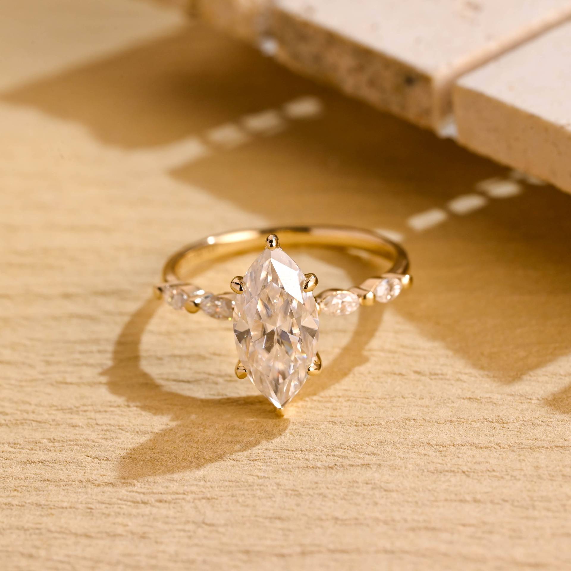 Verifizierter Verlobungsring Aus Massivem Gold Marquise Lab Zuchtdiamant, D/Vs1 Diamant, Pave-Band Mit Heiligenschein, Geburtstag Jahrestag Verifizierter Verlobungsring Aus Massivem Gold Marquise Lab Zuchtdiamant, D/Vs1 Diamant, Pave-Band Mit Heiligenschein, Geburtstag Jahrestag von Adorejeweller