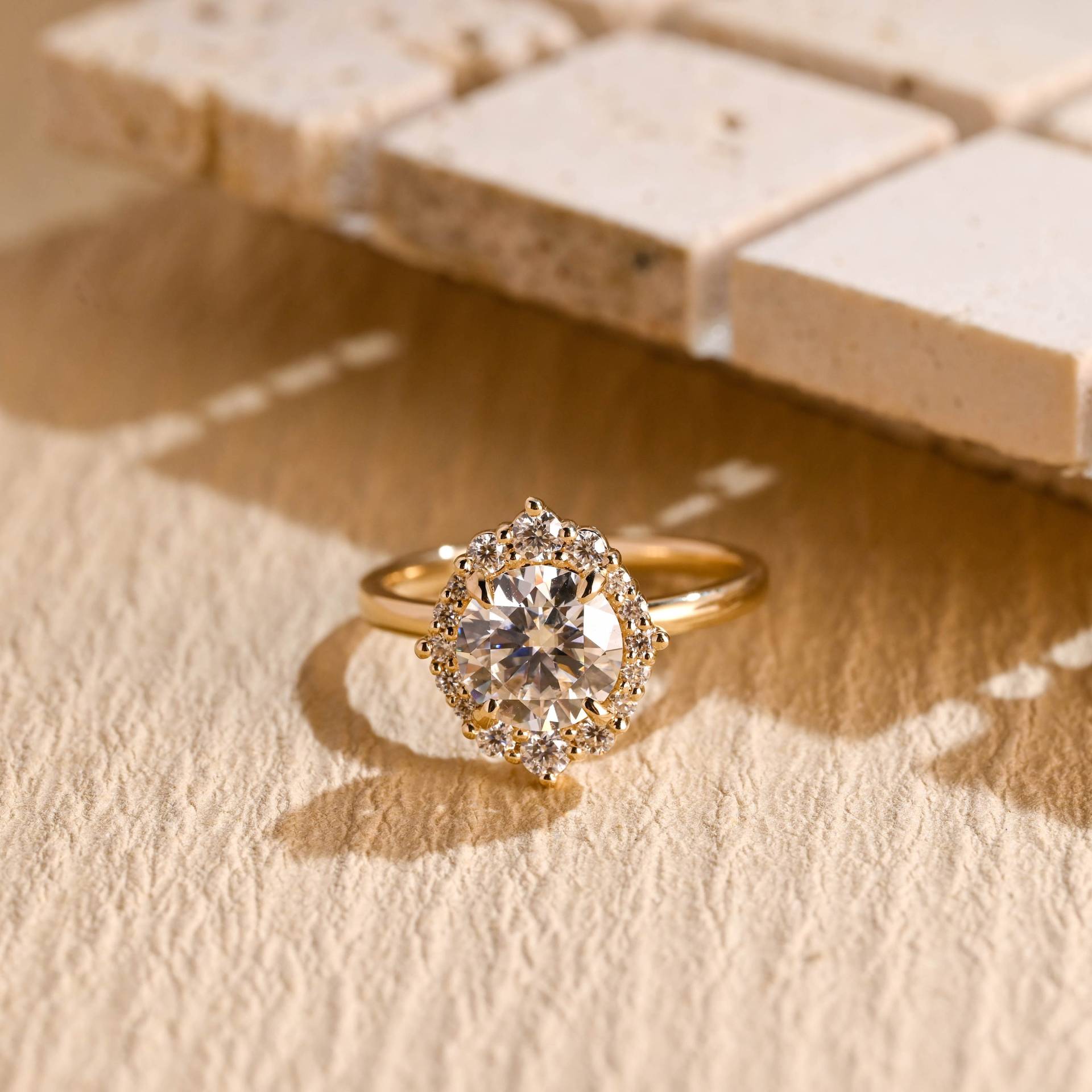 Solid Gold Rundschliff Moissanit Verlobungsring, Versprechen Ring Mit Heiligenschein, Vorschlag Ring, Jahrestag/Geburtstagsgeschenk Für Frauen Solid Gold Rundschliff Moissanit Verlobungsring, Versprechen Ring Mit Heiligenschein, Vorschlag Ring, Jahrestag/Geburtstagsgeschenk Für Frauen von Adorejeweller