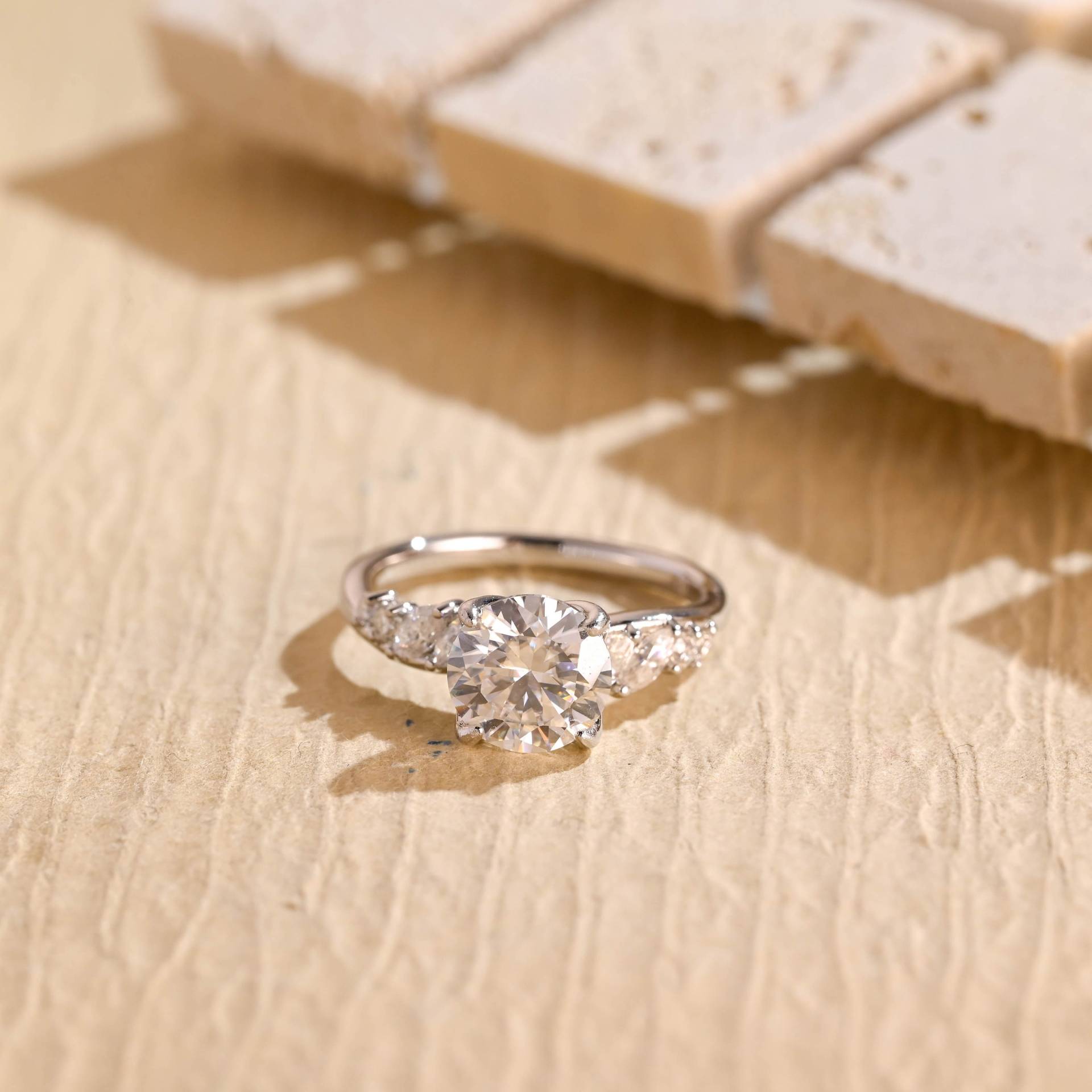 Massiver Gold Rundschliff Moissanite Verlobungsring, Versprechen Ring, Vorschlag Art-Deco-Ring, Jahrestag/Geburtstagsgeschenk Für Frauen, Frau, Sie Massiver Gold Rundschliff Moissanite Verlobungsring, Versprechen Ring, Vorschlag Art-Deco-Ring, Jahrestag/Geburtstagsgeschenk Für Frauen, Frau, Sie von Adorejeweller