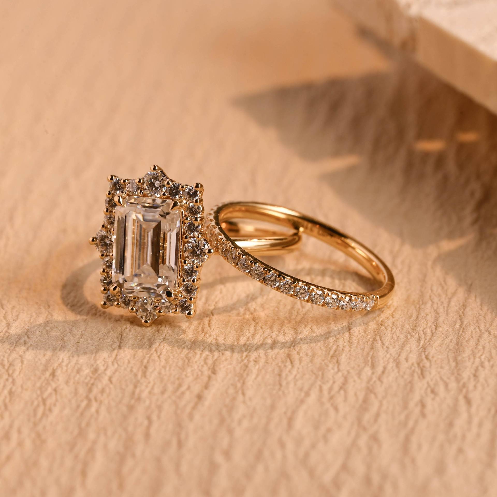 Solid Gold Halo Smaragd Schnitt Moissanite Verlobungsring, Vintage Ehering Set, Jahrestag/Geburtstag Valentinstag Geschenk Für Frau Solid Gold Halo Smaragd Schnitt Moissanite Verlobungsring, Vintage Ehering Set, Jahrestag/Geburtstag Valentinstag Geschenk Für Frau von Adorejeweller