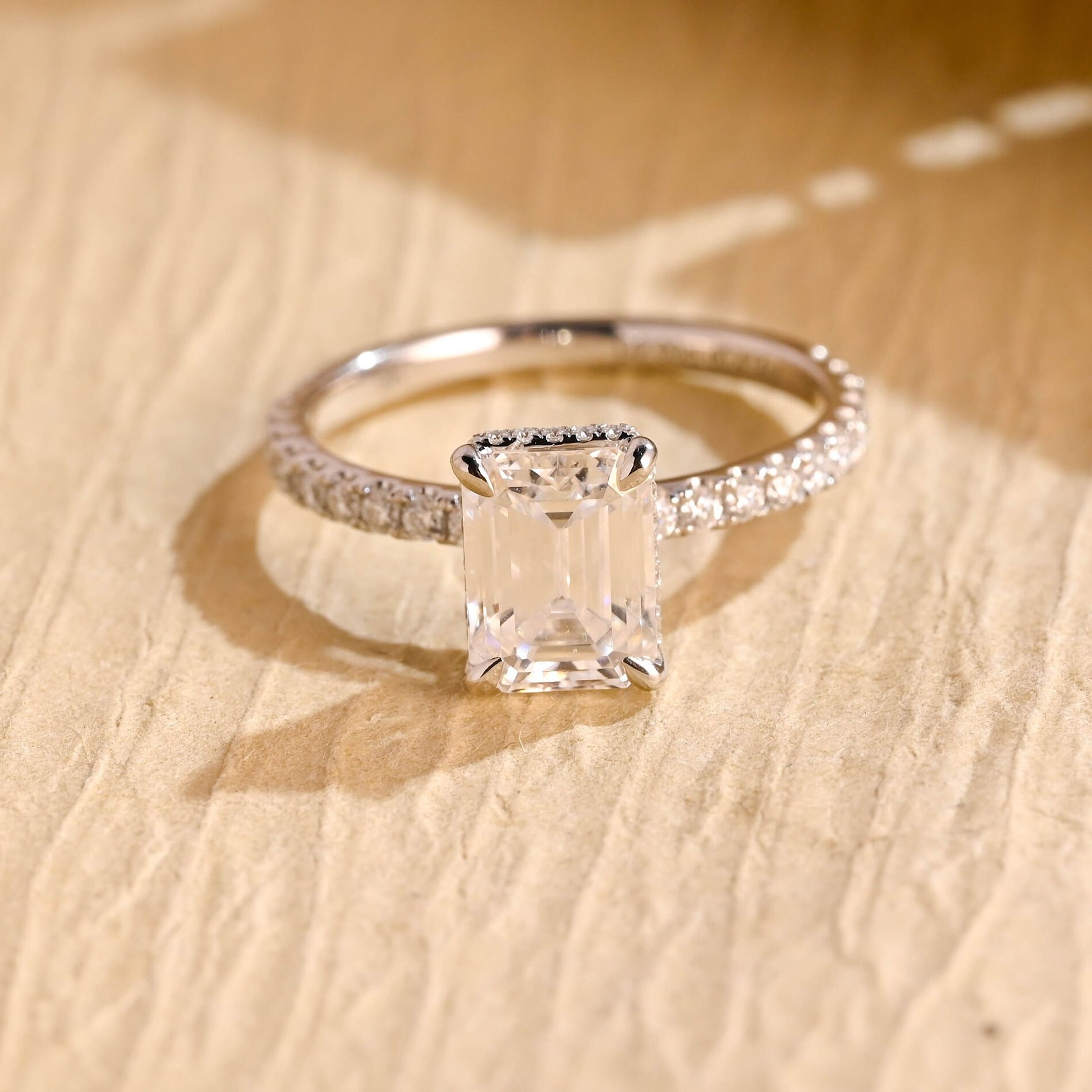 Solid Gold Versteckter Halo Emerald Cut Moissanite Verlobungsring, Pave Dainty Vorschlag Ring, Valentinstag/Jubiläumsgeschenk Für Sie, Frauen Solid Gold Versteckter Halo Emerald Cut Moissanite Verlobungsring, Pave Dainty Vorschlag Ring, Valentinstag/Jubiläumsgeschenk Für Sie, Frauen von Adorejeweller