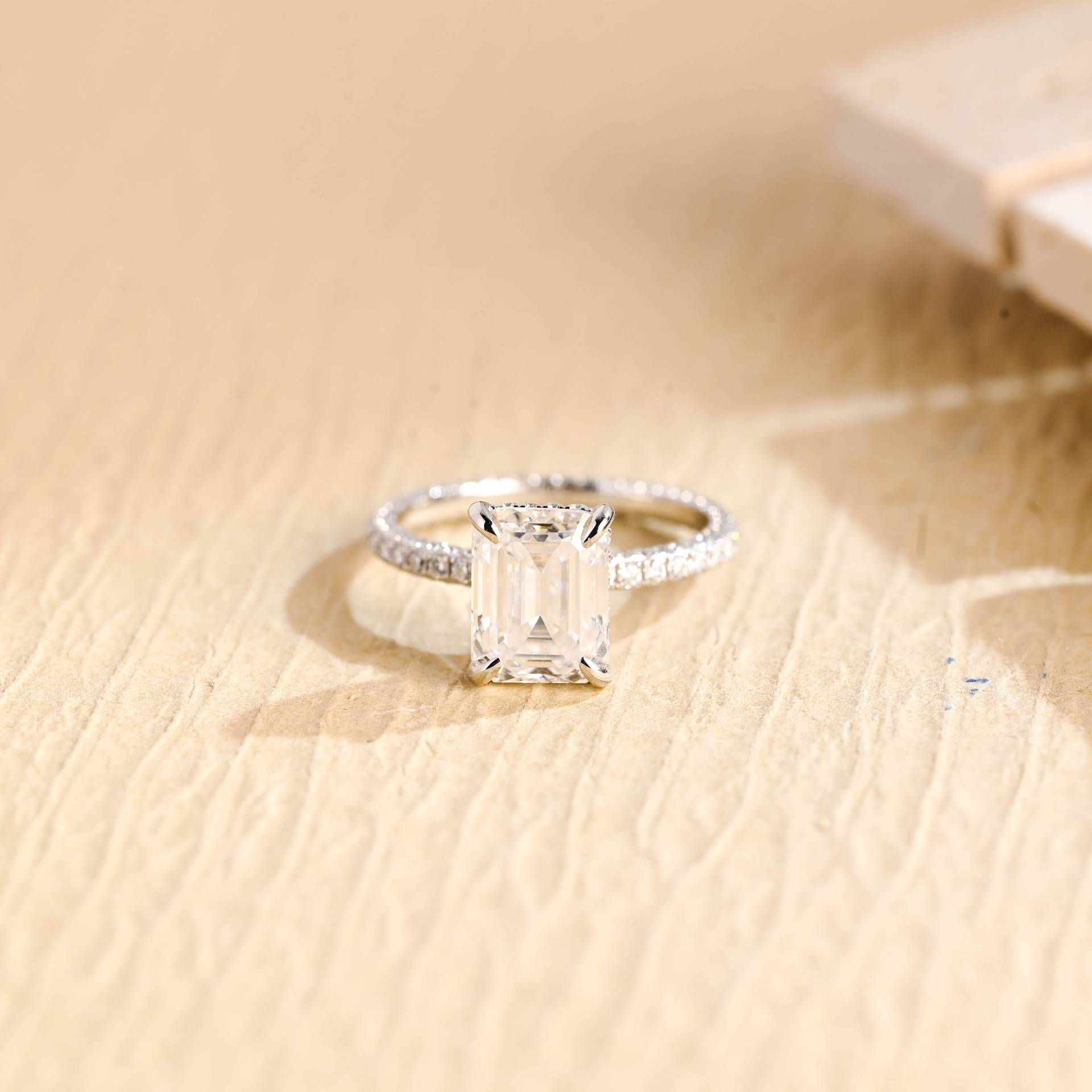 Solid Gold Versteckter Halo Smaragd Schnitt Moissanite Verlobungsring, Einzigartige Pave Vorschlag Ring, Valentinstag/Jahrestag Geschenk Für Frauen Solid Gold Versteckter Halo Smaragd Schnitt Moissanite Verlobungsring, Einzigartige Pave Vorschlag Ring, Valentinstag/Jahrestag Geschenk Für Frauen von Adorejeweller
