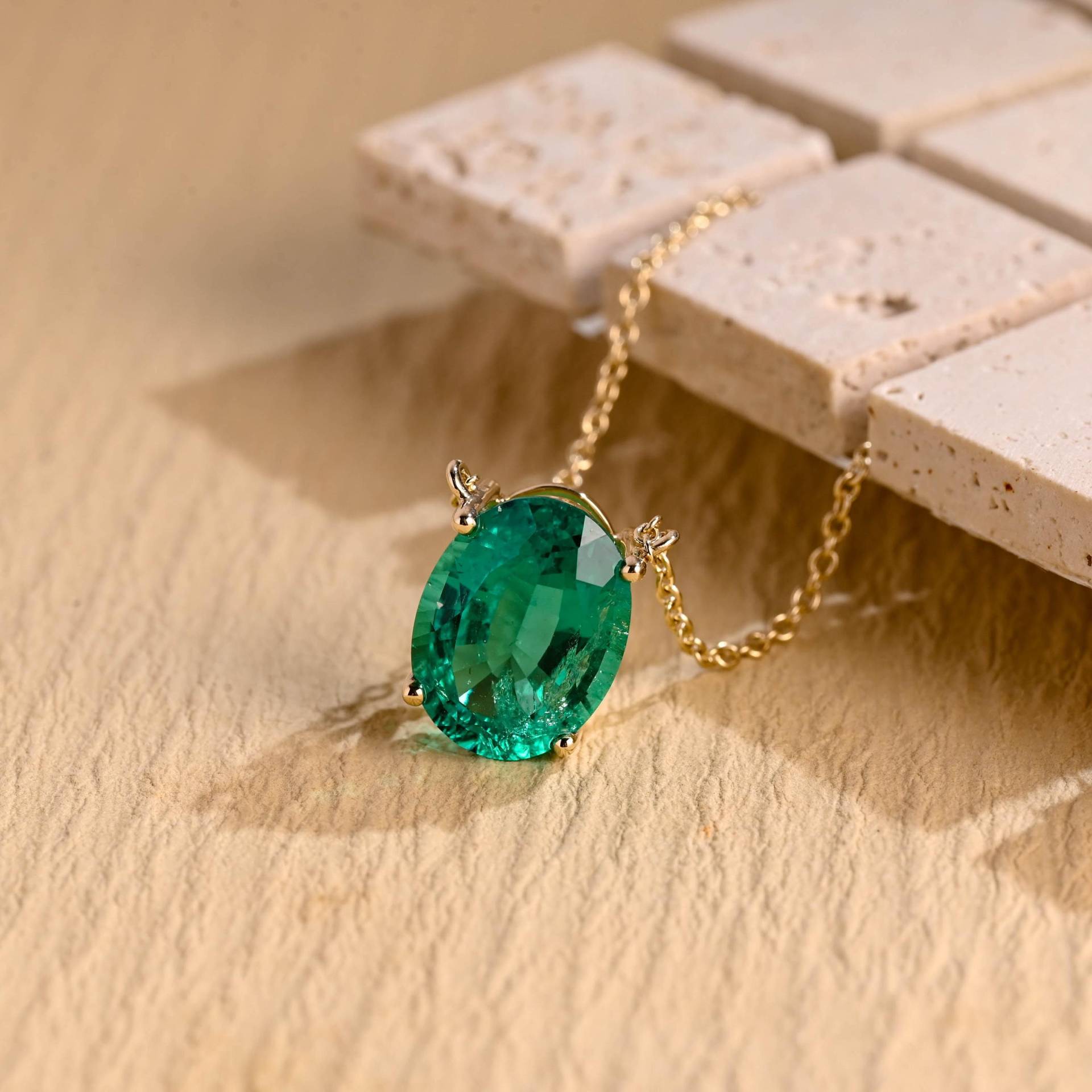Solid Gold Oval Cut Grün Lab-Grown Smaragd Anhänger Birthstone Solitaire Minimal Halskette Mutter, Geburtstag, Jubiläumsgeschenk Für Sie von Adorejeweller