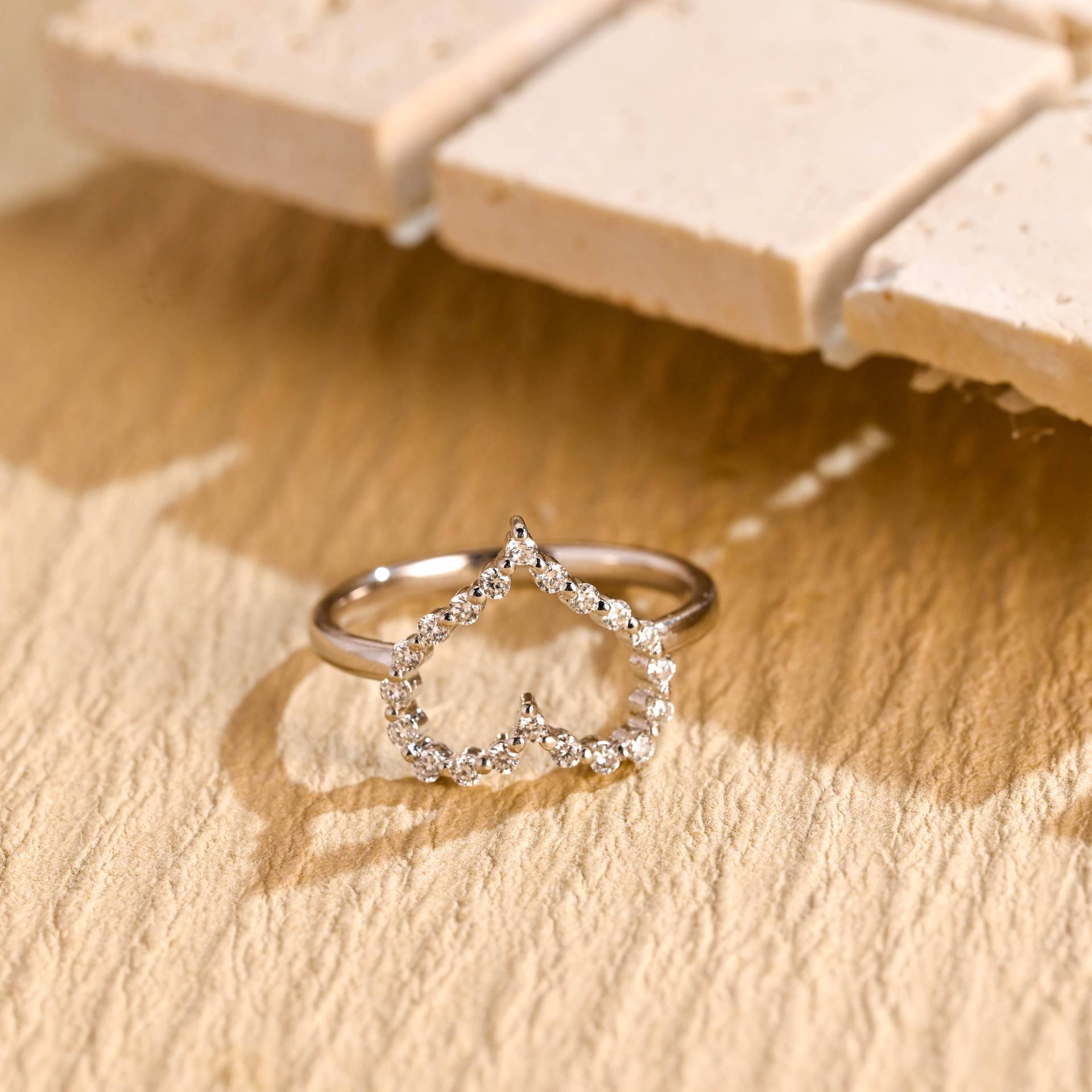 Solid Gold Rundschliff Moissanit Ehering, Herzform Brautring, Jahrestag/Geburtstagsgeschenk Für Sie, Frauen, Frau Solid Gold Rundschliff Moissanit Ehering, Herzform Brautring, Jahrestag/Geburtstagsgeschenk Für Sie, Frauen, Frau von Adorejeweller