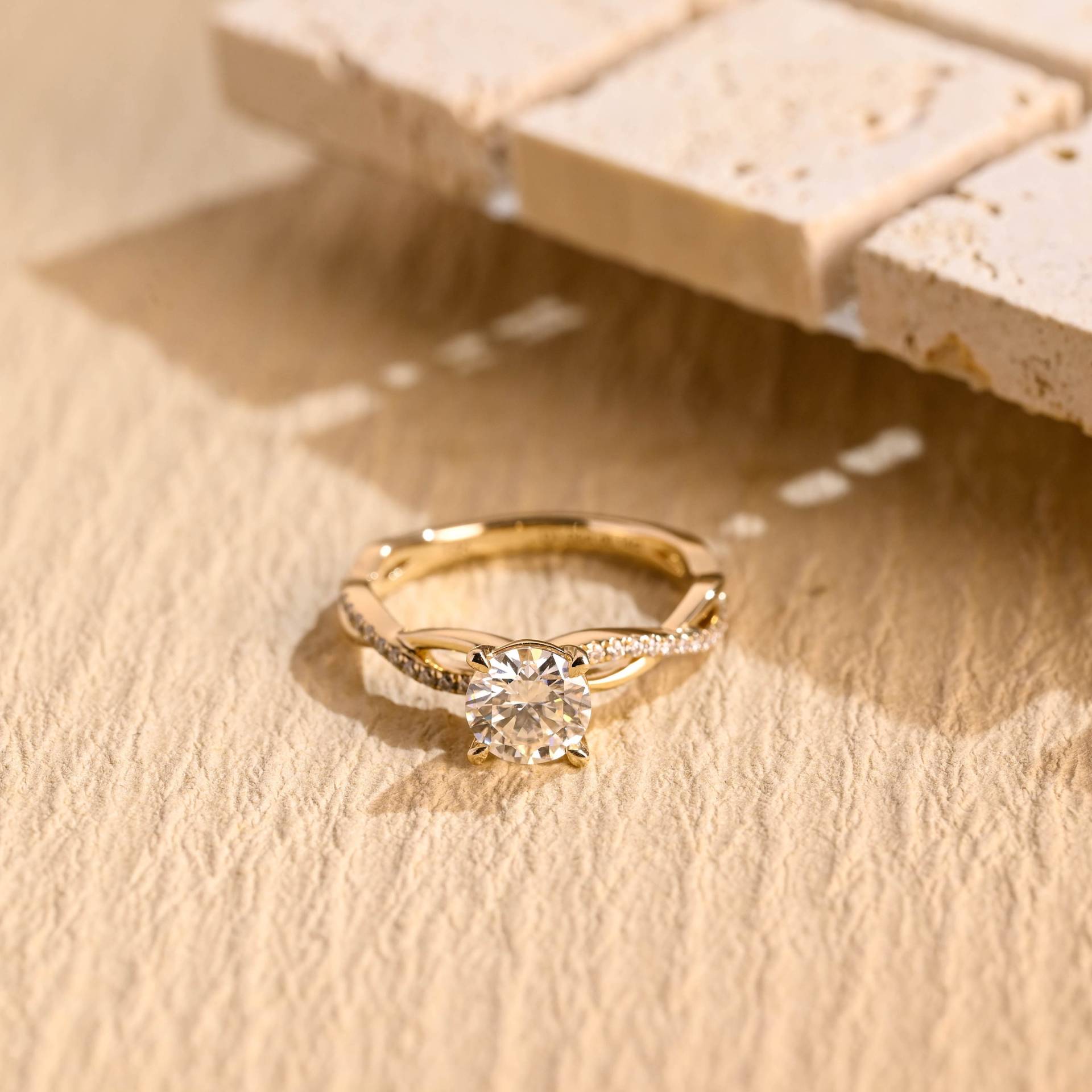 Solid Gold Rundschliff Moissanite Verlobungsring, Twist Schaft Versprechen Ring, Vorschlag Jahrestag/Geburtstag Geschenk Für Frauen, Frau, Sie Solid Gold Rundschliff Moissanite Verlobungsring, Twist Schaft Versprechen Ring, Vorschlag Jahrestag/Geburtstag Geschenk Für Frauen, Frau, Sie von Adorejeweller