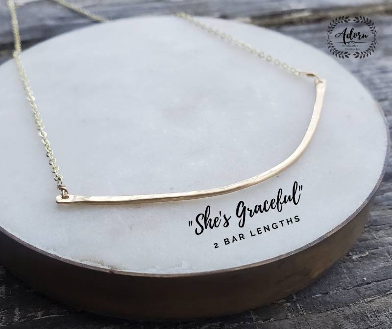 Sie Ist Graceful - Minimalist Gehämmertes Messing Curved Bar Halskette2 Bar Längen Zur Verfügung Adorn Handgefertigt Von Merrilee Joy von AdornHandcrafted
