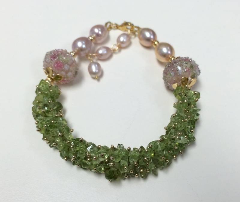 Frühlingsgarten - Raku-Glasperlen Und Peridot Armband Zum Verkauf Frühlingsgarten - Raku-Glasperlen Und Peridot Armband Zum Verkauf von AdornMeNow