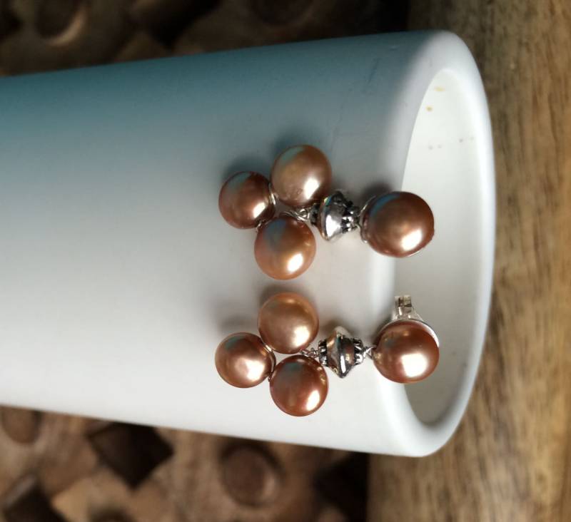 Goldene Tanzen Perlen Ohrstecker Goldene Tanzen Perlen Ohrstecker von AdornMeNow