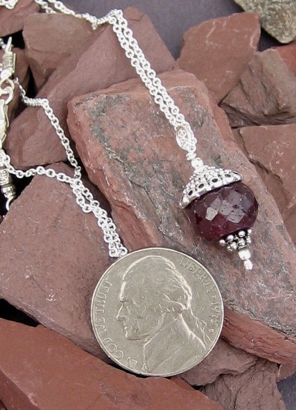 Juli Birthstone - Ruby Halskette von AdornMeNow