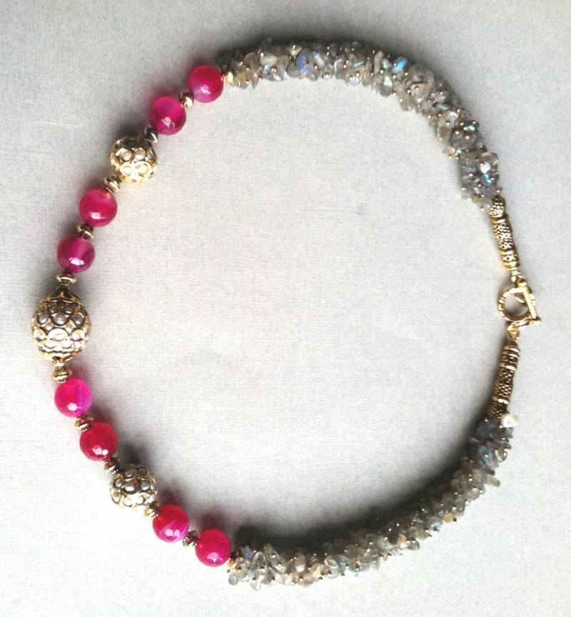 Labradorit Und Fuchsia Achat Halskette von AdornMeNow