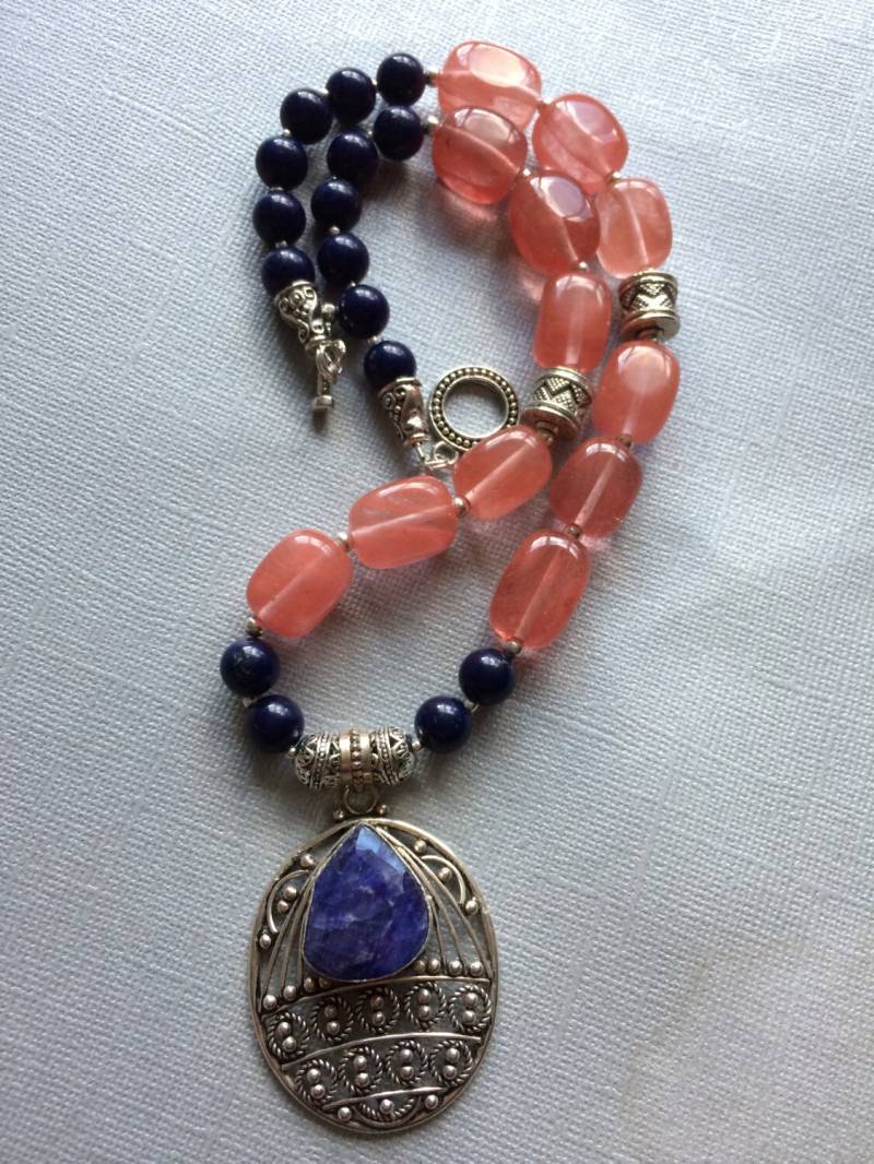 Lapis Lazuli Und Cherry Quarz Mit Sterling Silber Saphir Anhänger - Halskette Lapis Lazuli Und Cherry Quarz Mit Sterling Silber Saphir Anhänger - Halskette von AdornMeNow