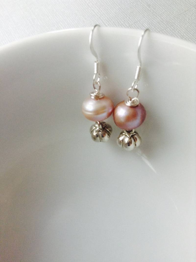 Schattierungen Von Lila Süßwasserperlen Ohrringe Schattierungen Von Lila Süßwasserperlen Ohrringe von AdornMeNow