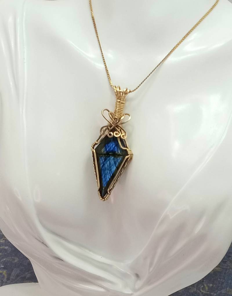Hand Gefertigte Tiefblaue Labradorit Verdrahtet 14K Gold Filled Draht Abgeschrägte Drachen Form von AdornMeantForYou