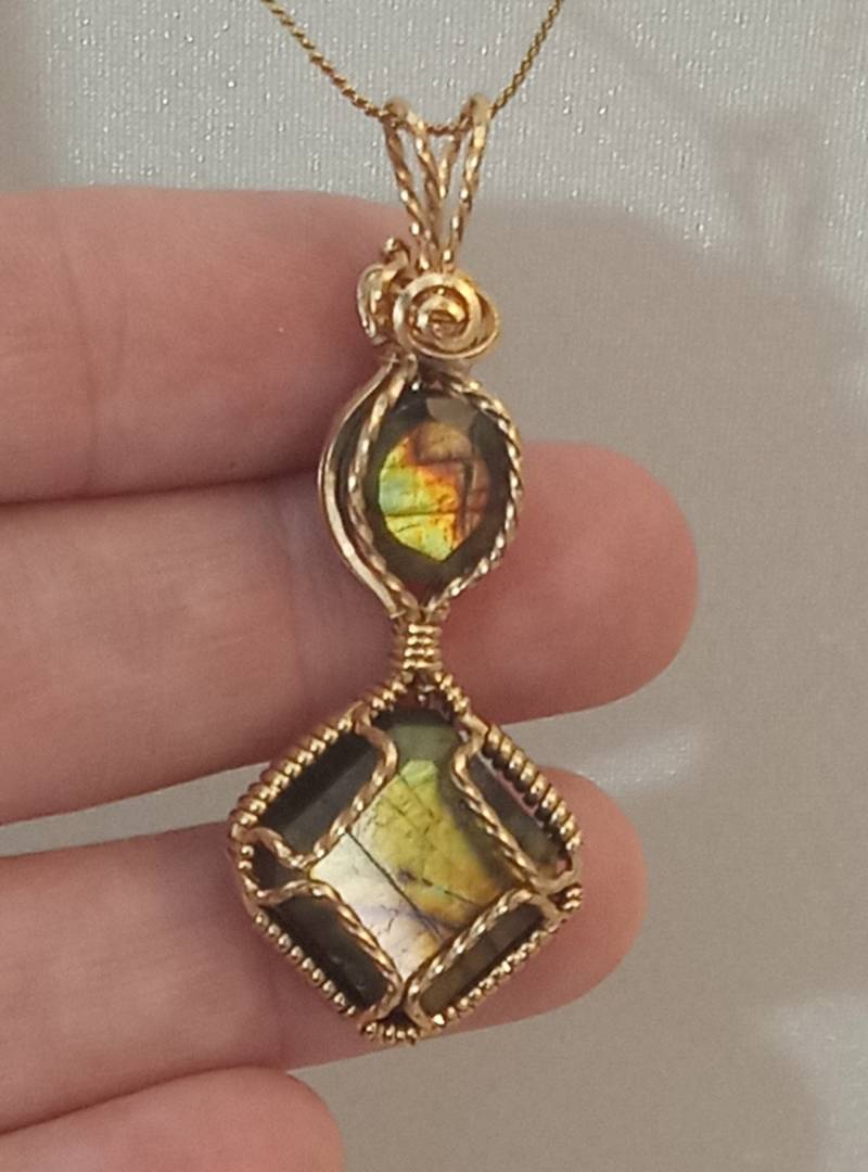 Hand Gefertigte Labradorit Wired Tandem Anhänger 14K Gold Filled Geschnitten Chartreuse von AdornMeantForYou
