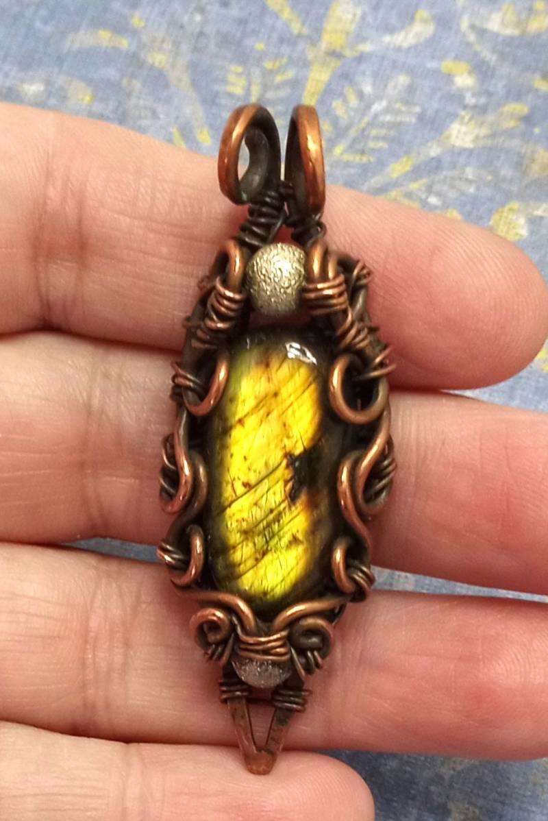 Handgefertigt Chartreuse Flash Hand Geschnitten Labradorit Verdrahtet Kupfer Fantasy Anhänger von AdornMeantForYou