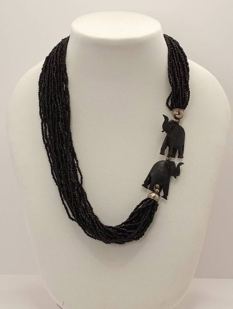 Vintage Schwarz Geschnitzte Elefanten Rocailles Und Knochen Multi Strang Halskette Upturned Trunk von AdornMeantForYou